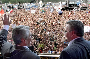 Prezydent RP Bronisław Komorowski i prezydent RFN Joachim Gauck witają się z uczestnikami Przystanku Woodstock 2012, fot.  PAP/EPA/WOLFGANG KUMM