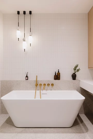 Projekt MIKOŁAJSKAstudio pokazuje, że styl japandi to nie tylko estetyka, ale przede wszystkim świadomie zaprojektowana przestrzeń sprzyjająca codziennemu komfortowi i wyciszeniu 