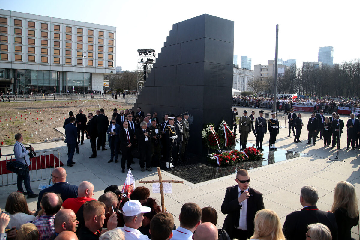 Uroczystość odsłonięcia pomnika Ofiar Tragedii Smoleńskiej 2010 roku 