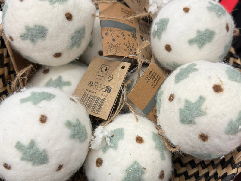 Miękkie ozdoby z filcu, polarowych tkanin i boucle to największy trend świąt 2025 — przytulne, lekkie i odporne na upadki. Idealne do domów z dziećmi i zwierzakami