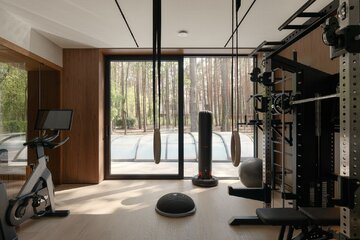 Dom pod Warszawą projektu SAAN Architects powstał jako spójna całość – od architektury bryły po wnętrza i najmniejsze detale wyposażenia 