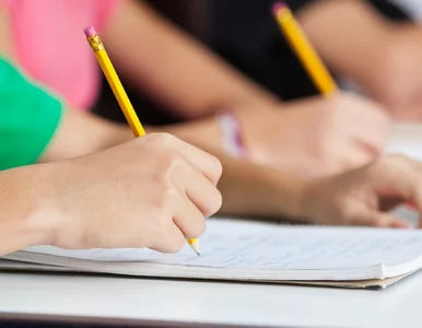 Miniatura: Jak zapisać te wyrazy? Chylimy czoła,...