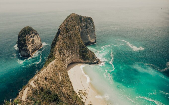 Nusa Penida to niewielka malownicza wyspa obok Bali; znana jest w pewnych środowiskach jako mistyczne ognisko energii