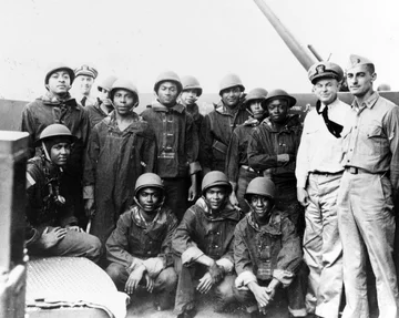 Załoga USS Indianapolis w mundurach bojowych, 1942 rok 