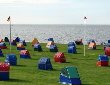 Miniatura: Spokojne uzdrowisko nad morzem i rzeką....