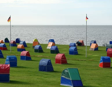 Miniatura: Spokojne uzdrowisko nad morzem i rzeką....
