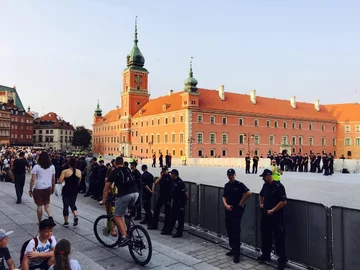 Barierki i kordon policji w dniu miesięcznicy smoleńskiej, 10 sierpnia 2017 