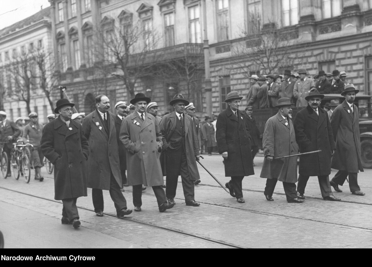 Wiec Polskiej Partii Socjalistycznej w Warszawie podczas obchodów święta 1 Maja (1 V 1931 r.). Na samochodzie ciężarowym towarzyszy pochodowi milicja partyjna 