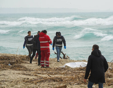 Miniatura: Włoscy ratownicy wyciągnęli z morza ciała...