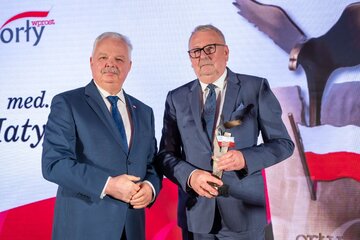 Andrzej Matyja (z lewej) oraz&nbsp;wręczający nagrodę Jacek Osuch, podsekretarz stanu w&nbsp;ministerstwie sportu i&nbsp;turystyki