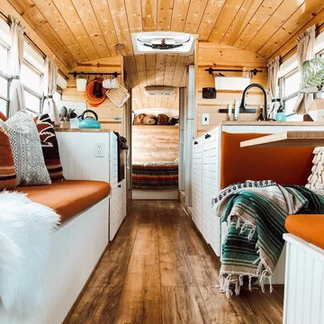 Autobus przerobiony na mieszkanie 