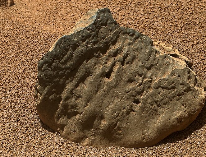 Zdjęcie przedstawia odnaleziony na Marsie kamień, który NASA nazwała "Et-then". Curiosity wykonał fotografię dzięki swojemu aparatowi o nazwie The Mars Hand Lens Imager (MAHLI) umiejscowionemu na ramieniu łazika (fot. NASA/JPL-Caltech/MSSS)