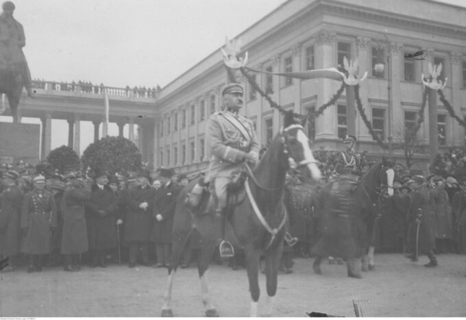 Piłsudski na Kasztance przyjmuje defiladę. W tle widoczny Pałac Saski i pomnik księcia Józefa Poniatowskiego
