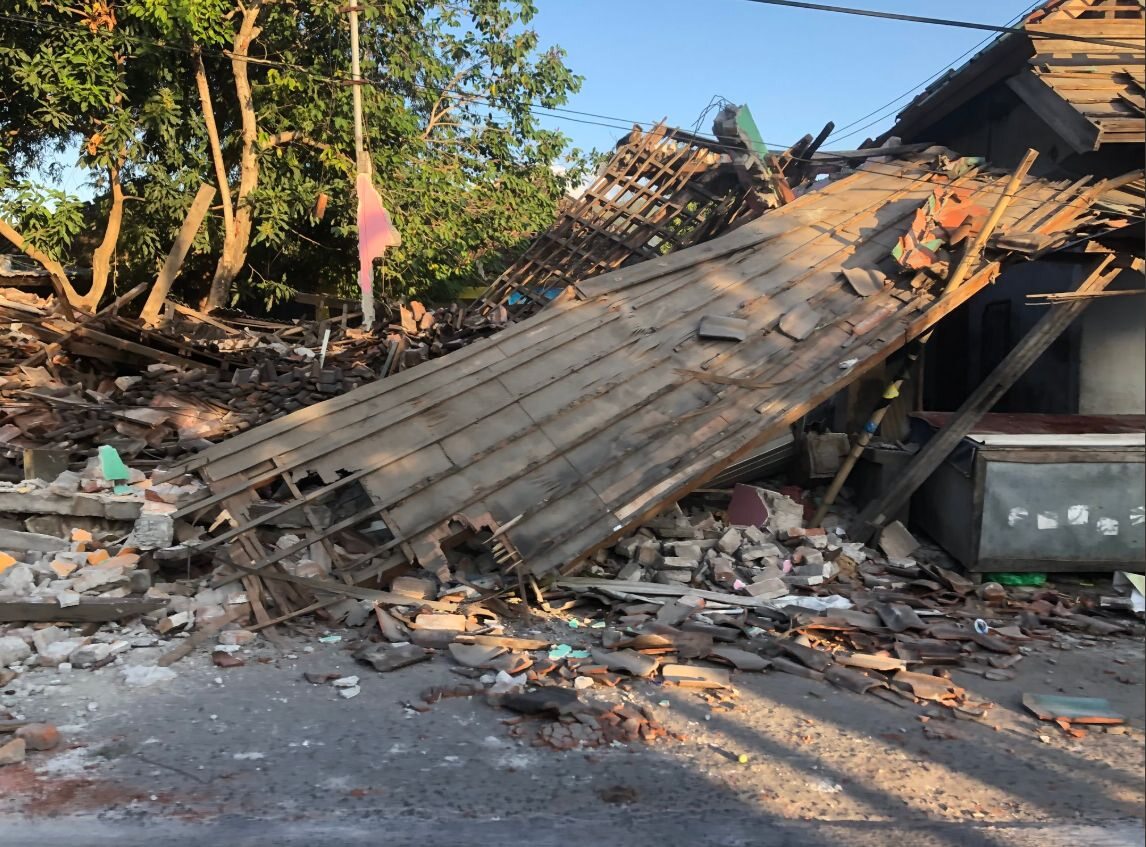 Zniszczenia po trzęsieniu ziemi na wyspie Lombok 