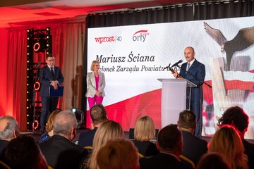 Mariusz Ściana, członek Zarządu Powiatu w&nbsp;Kielcach odbiera nagrodę Orły &bdquo;Wprost&rdquo;. Nagrodę wręczyła Marzena Zielińska, Prezes Zarządu Capital Point i&nbsp;Przewodnicząca Kapituły