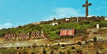 Holy Land, Waterbury, Connecticut Umiejscowiony na 18 hektarach park tematyczny zainspirowany wybranymi fragmentami z Biblii. Składa się z kaplicy, stacji krzyżowych, replik katakumb i wiosek z Izraela. Park zamknięto w 1984 roku. Po tym okresie niemal wszystko zostało zniszczone w wyniku wandalizmu.