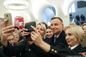 Andrzej Duda z przedstawicielkami służb 