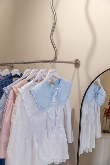 Minimalizm z nutą romantyzmu. Projekt wnętrz butiku Les Cherries
autorstwa WZ Studio 