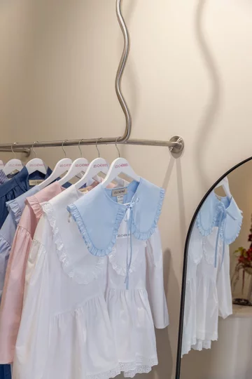 Minimalizm z nutą romantyzmu. Projekt wnętrz butiku Les Cherries
autorstwa WZ Studio 