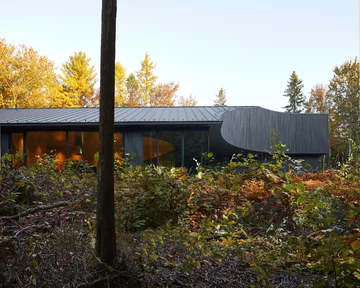 Leśny azyl miłośników sztuki, projekt Studio Jean Verville architectes v2com, 1010-16, Studio Jean Verville