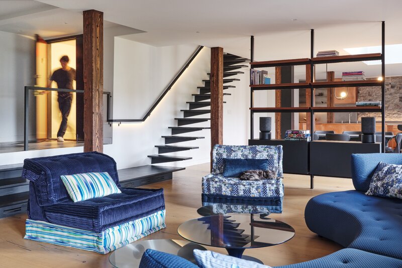 Dwupoziomowy apartament z kuchnią w kolorze miedzi Projekt: MU Architecture