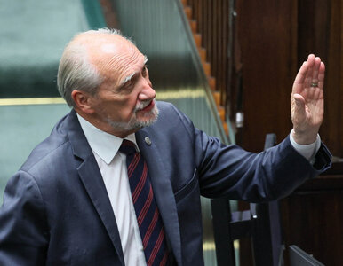 Miniatura: Macierewicz tłumaczy się po miesięcznicy....