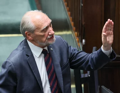 Miniatura: Macierewicz tłumaczy się po miesięcznicy....