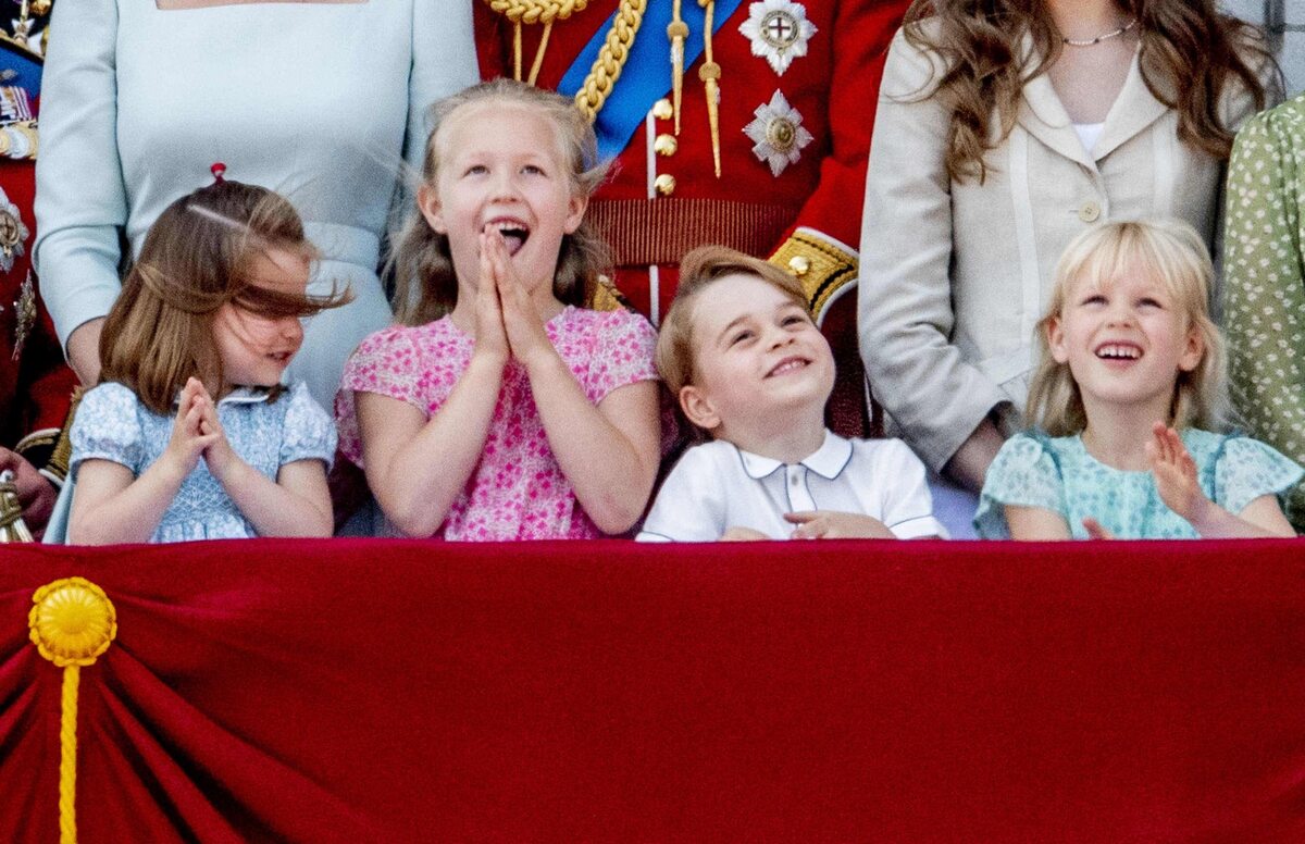 George w białej koszulce z obszyciami podczas Trooping the Colour, 9 czerwca 