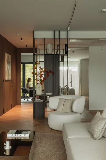 Apartament na warszawskim Mokotowie zaprojektowany przez VIA NOVA – przykład soft architecture, w której technologia KNX, stonowana paleta taupe i konsekwencja materiałowa budują ponadczasowy klimat 