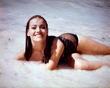 Claudine Auger w filmie „Operacja »Piorun«” (1965) 