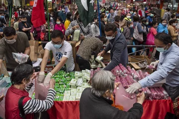 Lokalni mieszkańcy otrzymują artykuły higieniczne w Koulun, Hongkong (12 marca) 