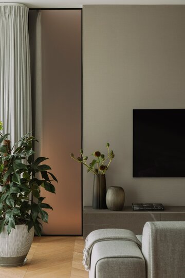 Apartament na warszawskim Mokotowie zaprojektowany przez VIA NOVA – przykład soft architecture, w której technologia KNX, stonowana paleta taupe i konsekwencja materiałowa budują ponadczasowy klimat 