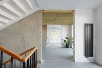 Dawny hotel robotniczy w Koszycach odzyskał modernistyczną godność, projekt  Atrium Architekti 