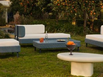 Kolekcja Hani, Westwing Collection – modułowe meble outdoor o charakterystycznym tkanym wykończeniu, zaprojektowane z myślą o elastycznej aranżacji tarasu lub ogrodu i nowoczesnym komforcie wypoczynku na świeżym powietrzu 
