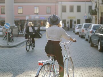 Zdjęcie ilustracyjne, kobieta na rowerze