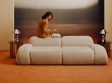 Sofa WOLKE z kolekcji Westwing Collection – rzeźbiarska forma inspirowana kształtem chmury, która definiuje przestrzeń nowoczesnego salonu 