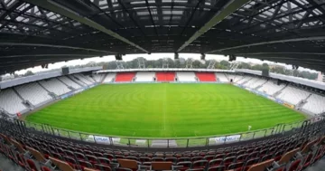 Stadion Cracovii im. Józefa Piłsudskiego INFORMACJE O STADIONIE:

Pojemność: 15 007 miejsc,
Oświetlenie: 2000 lx,
Wymiary boiska: 105m x 68m,
Podgrzewana murawa.