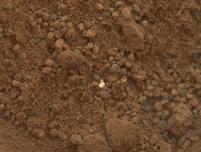 Kolejna fotografia, która zainteresowała świat. Według NASA jasny punkt w próbce ziemi to materiał marsjański (fot. NASA/JPL-Caltech/MSSS)