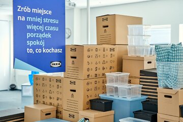 Dobrze zorganizowana przestrzeń może być jednocześnie uporządkowana, funkcjonalna i pełna przedmiotów, które nadają wnętrzu indywidualny charakter. IKEA pokazuje, jak znaleźć w domu miejsce zarówno na codzienne potrzeby, jak i rzeczy, które są ważne 