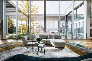 Dom z&nbsp;atrium w&nbsp;K&uuml;snacht pod&nbsp;Zurychem &ndash; projekt wnętrz NOA dla&nbsp;młodej rodziny