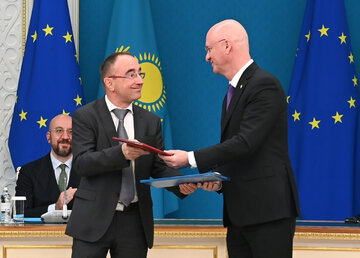 . Dyrektor Generalny SVEVIND Energy Group Wolfgang Kropp i&nbsp;Pierwszy Wicepremier Roman Sklyar podczas podpisywania umowy inwestycyjnej, Astana, 27 października 2022&nbsp;r.