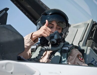 Miniatura: Pierwsza kobieta-pilot z Emiratów zrzuca...