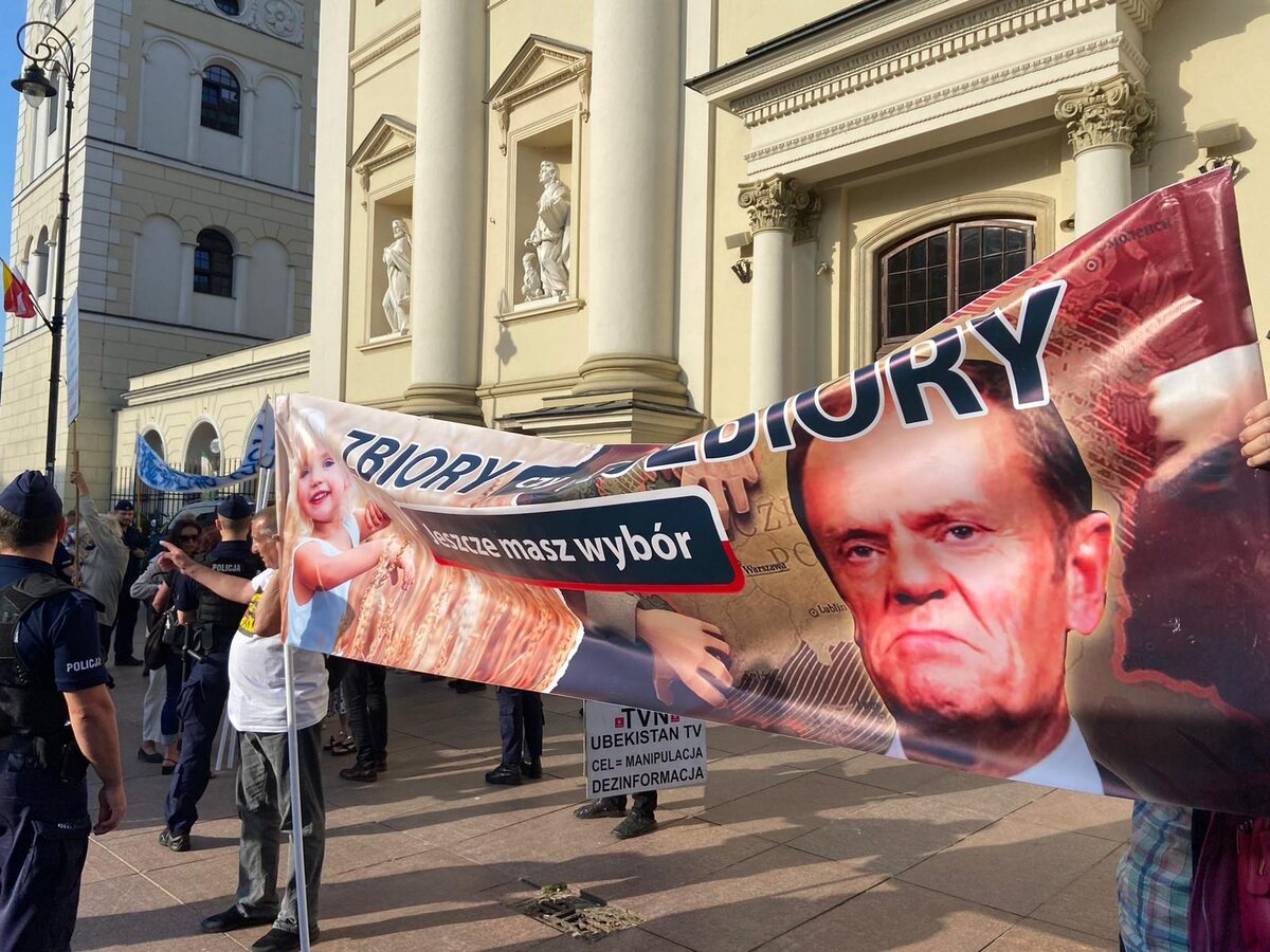 Transparenty na wiecu w Warszawie 