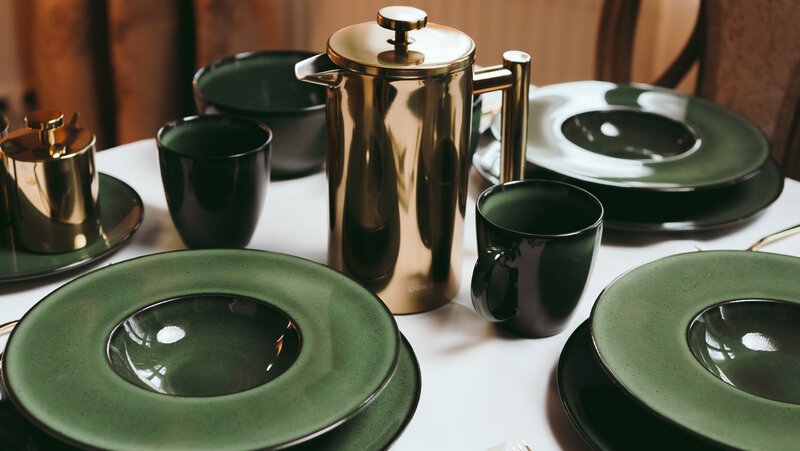 Porcelana DUKA Moss wyr&oacute;żnia się eleganckim, zielonym odcieniem inspirowanym naturą, kt&oacute;ry nadaje stołowi wyjątkowy charakter. Wykonana z&nbsp;wysokiej jakości porcelany techniką reactive glaze, co&nbsp;sprawia, że&nbsp;każdy element ma&nbsp;subtelnie niepowtarzalny odcień