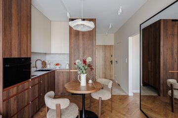 Ciepła kolorystyka, zabudowy na&nbsp;wymiar i&nbsp;inspiracje stylem mid-century modern tworzą wnętrze, kt&oacute;re łączy ponadczasową estetykę z&nbsp;codzienną funkcjonalnością