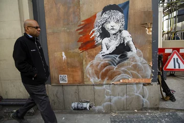 Jeden z murali Banksy'ego 