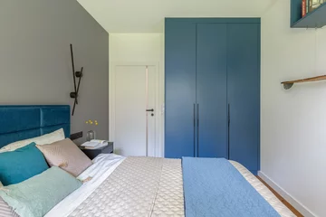 Męskie wnętrze z niebieskim, proj. Zu Projektuje 