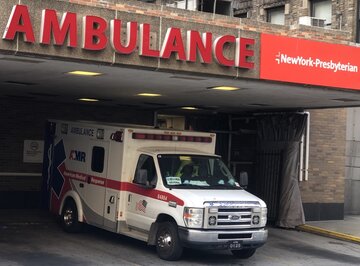 Szpital New York Presbyterian. Wjazd na&nbsp;od&nbsp;ulicy Sto Sześćdziesiątej &Oacute;smej Zachodniej, Manhattan, 3.kwietnia 2020