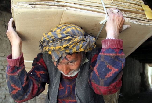 W Afganistanie święto pracy celebrowano... pracując (fot. EPA/S. SABAWOON/PAP)