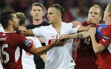 Im bliżej końca meczu tym bardziej nerwowo na boisku (fot. EPA/BRIAN STEWART/PAP)